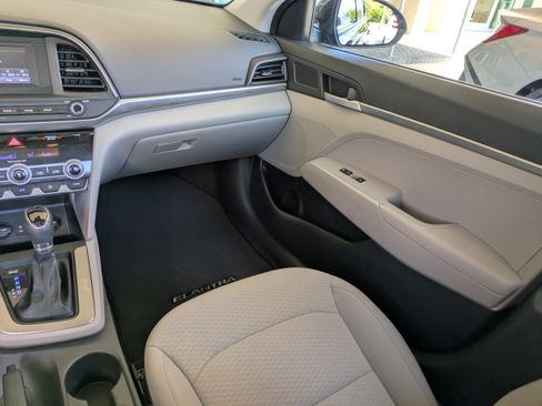 Used 2020 Hyundai Elantra SE FWD image 15