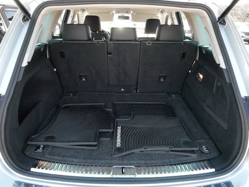 Used 2014 Volkswagen Touareg Sport image 18