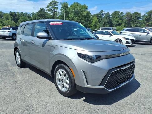 Used 2025 Kia Soul LX w/ LX Technology Package FWD image 1
