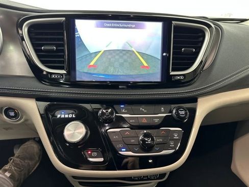 Used 2024 Chrysler Pacifica Select image 22