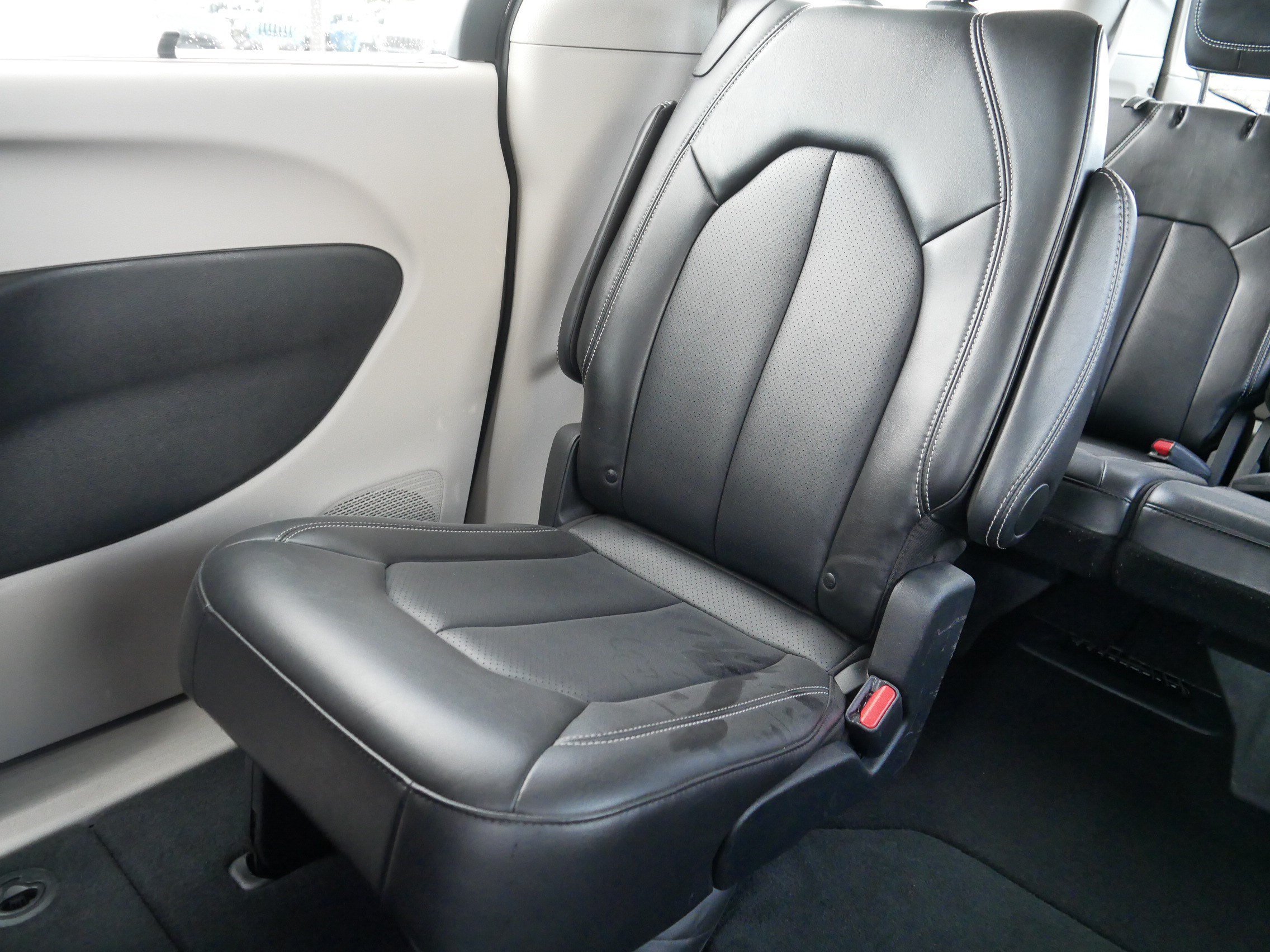 Used 2024 Chrysler Pacifica Touring-L FWD image 12