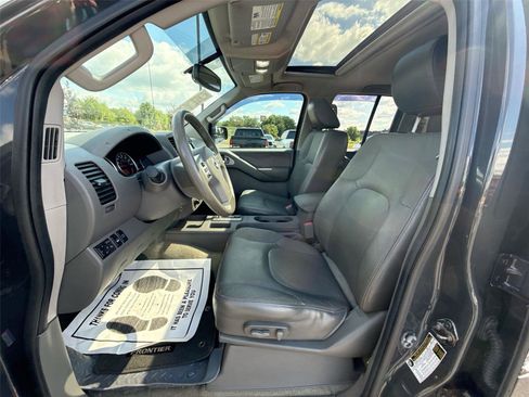 Used 2014 Nissan Frontier SL w/ SL Moonroof Package AWD/4WD image 16