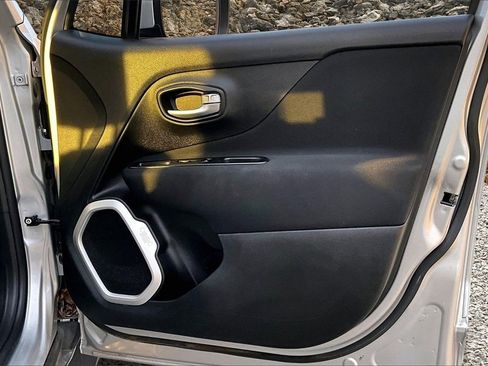 Used 2020 Jeep Renegade Latitude image 22