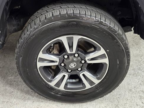 Used 2019 Toyota Tacoma TRD Off-Road w/ Technology Package RWD image 10