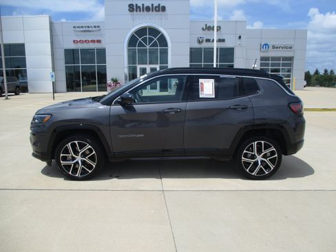 Used 2024 Jeep Compass Limited w/ Elite Group AWD/4WD image 3