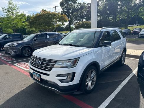 Used 2016 Ford Explorer XLT w/ Equipment Group 202A FWD image 9