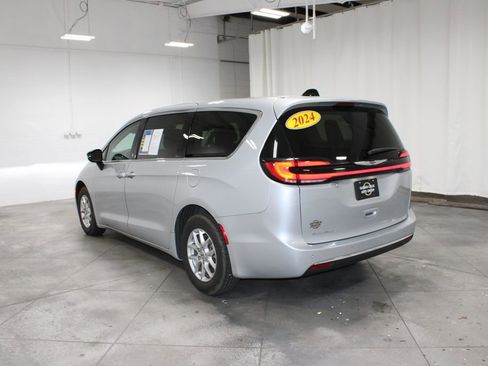 Used 2024 Chrysler Pacifica Touring-L image 7