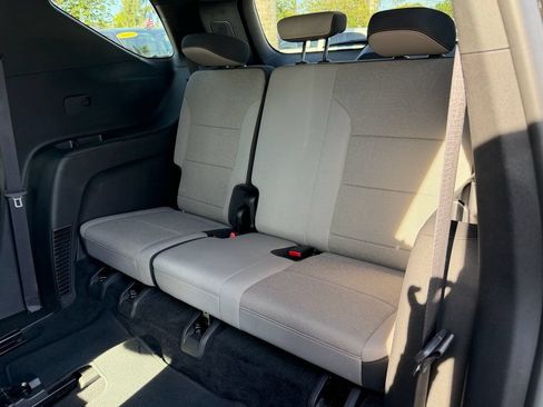 Used 2025 Chevrolet Traverse LT FWD image 12