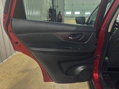 Used 2016 Nissan Rogue SV image 23