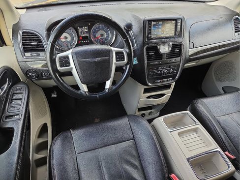 Used 2015 Chrysler Town & Country Touring image 11
