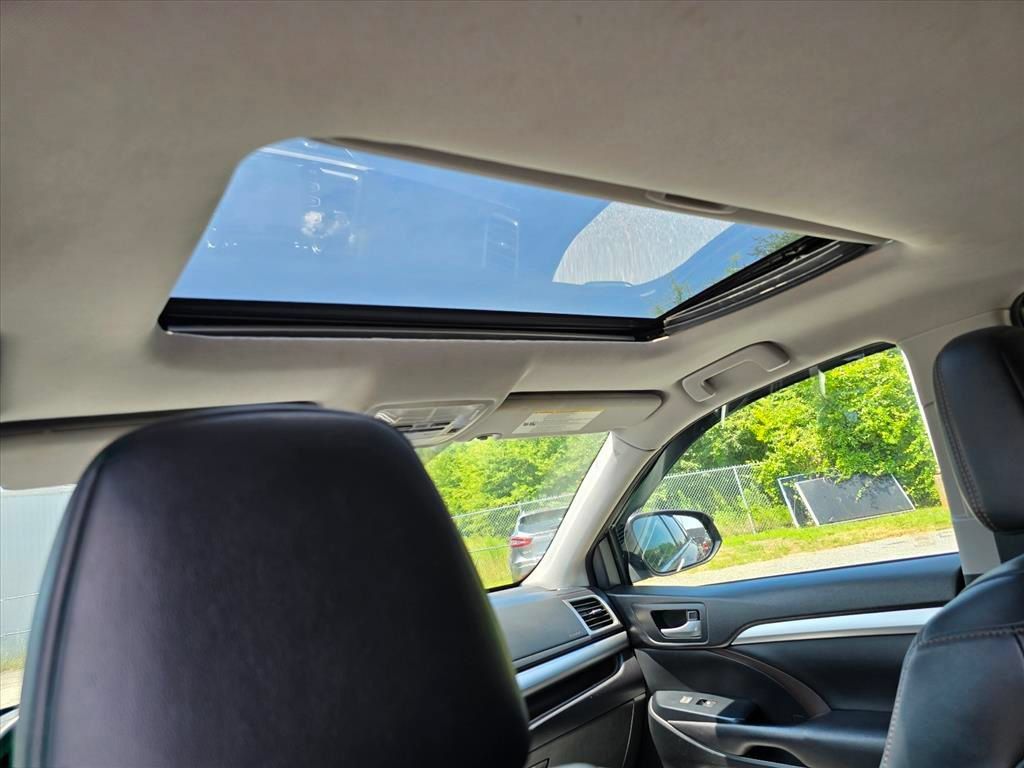 Used 2016 Toyota Highlander XLE AWD/4WD image 7