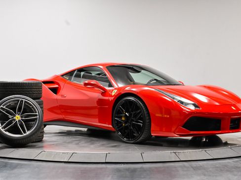 Used 2018 Ferrari 488 GTB RWD image 2