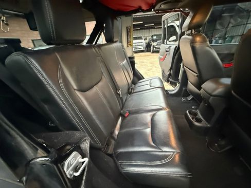Used 2014 Jeep Wrangler Unlimited Rubicon image 24
