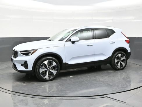 Used 2025 Volvo XC40 B5 Plus AWD/4WD image 3