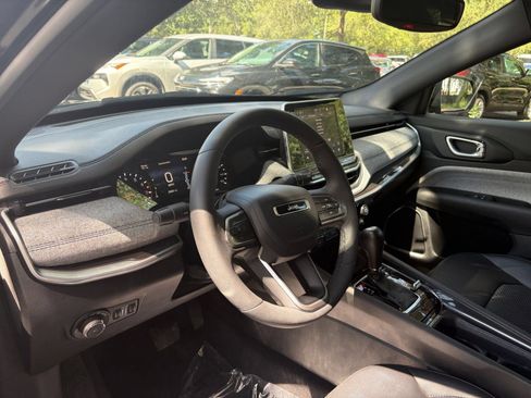 Used 2025 Jeep Compass Latitude AWD/4WD image 33