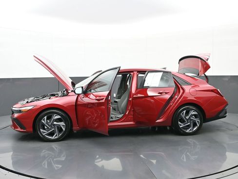 Certified 2025 Hyundai Elantra Sport image 47