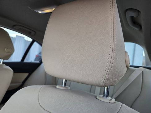 Used 2018 BMW 320i xDrive Sedan image 16