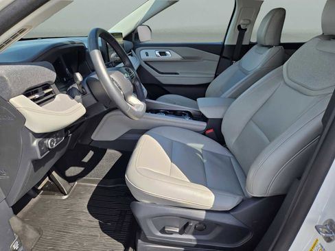 Used 2025 Ford Explorer Active w/ Active Comfort Package RWD image 22