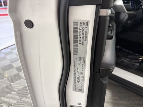 Used 2023 Jeep Grand Cherokee Limited w/ Black Appearance Package image 29