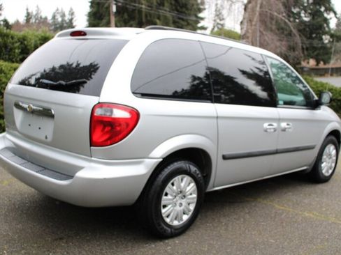 Used 2006 Chrysler Town & Country w/ Popular Equipment Group I image 3