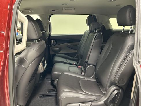 New 2026 Kia Carnival FWD image 24