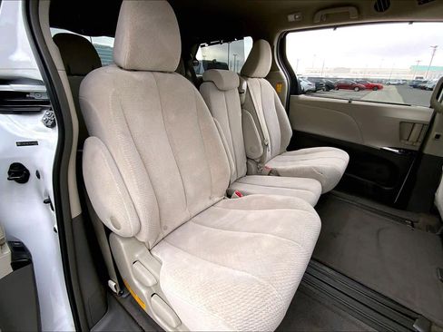 Used 2014 Toyota Sienna LE image 19