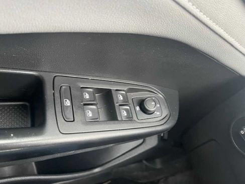 Used 2023 Volkswagen Taos SE w/ Panoramic Sunroof Package image 8