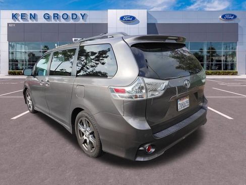 Used 2017 Toyota Sienna SE FWD image 4