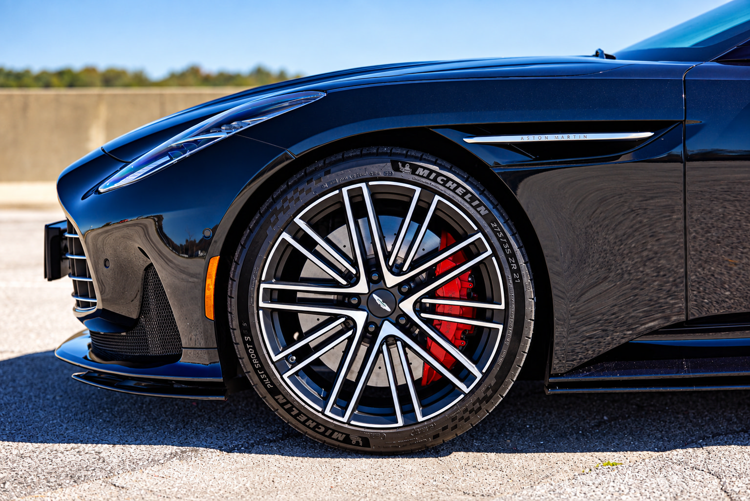 Used 2024 Aston Martin DB12 Convertible RWD image 9