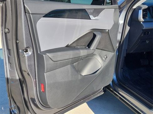 New 2025 Volkswagen Tiguan SE image 10