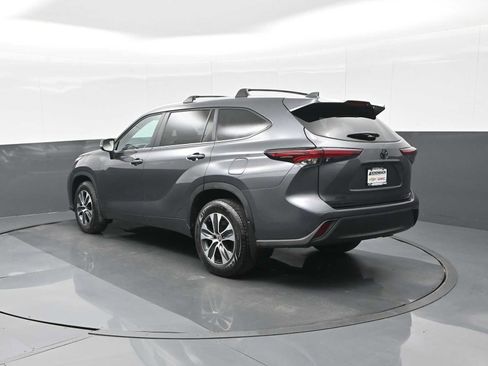 Used 2024 Toyota Highlander XLE image 6