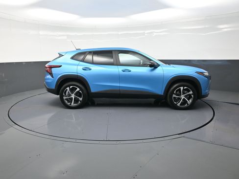 Used 2025 Chevrolet Trax RS image 2