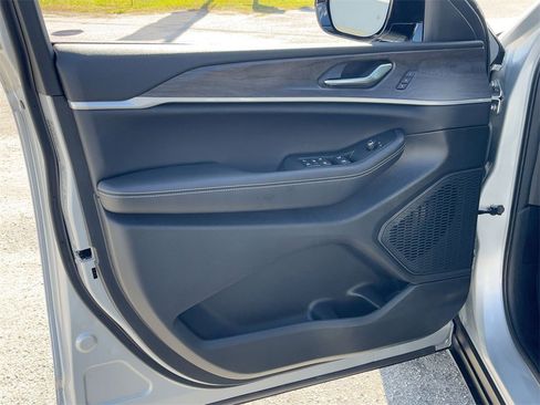 New 2025 Jeep Grand Cherokee Limited w/ Luxury Tech Group II image 10