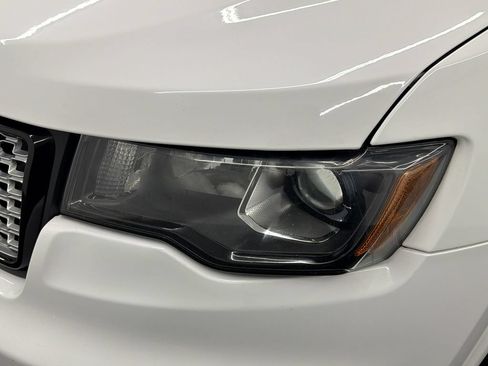 Used 2017 Jeep Grand Cherokee Altitude RWD image 12