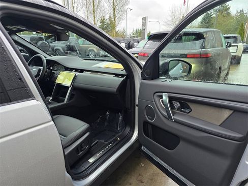 New 2025 Land Rover Discovery Sport Dynamic SE image 31
