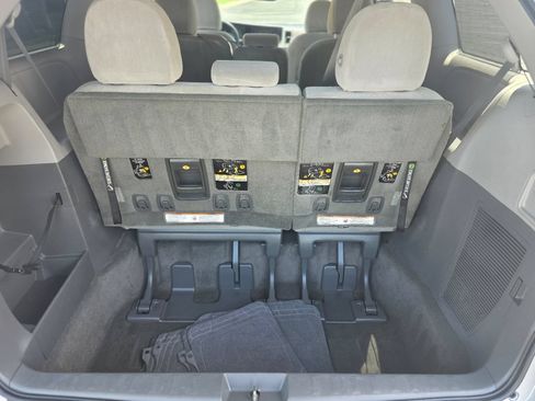 Used 2017 Toyota Sienna LE FWD image 16