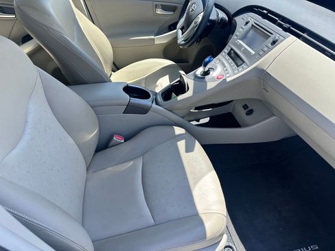 Used 2015 Toyota Prius Four w/ Preferred Accessory Package FWD image 10
