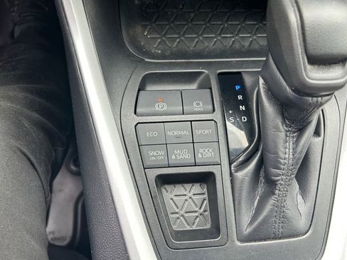 Used 2020 Toyota RAV4 LE w/ All Weather Liner Package AWD/4WD image 23