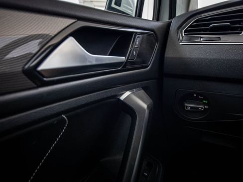 Used 2023 Volkswagen Tiguan SE image 33