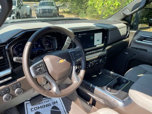 Used 2025 Chevrolet Silverado 2500 LTZ w/ LTZ Convenience Package AWD/4WD image 30