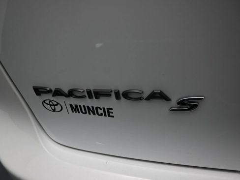 Used 2024 Chrysler Pacifica Limited FWD image 32