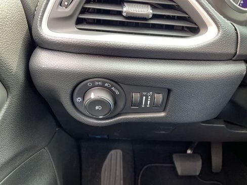 New 2025 Chrysler Pacifica Select image 25