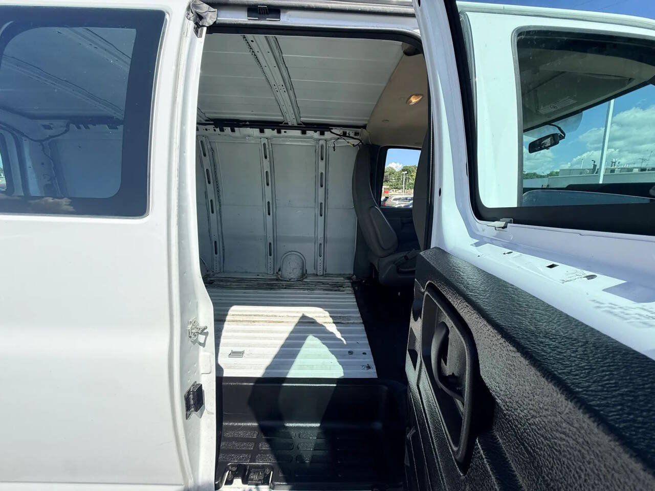 Used 2018 Chevrolet Express 2500 w/ Driver Convenience Package RWD image 13