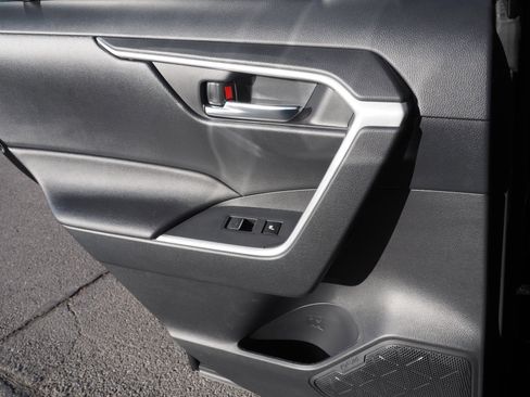 Used 2025 Toyota RAV4 SE image 17