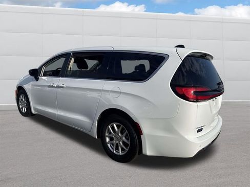 Used 2024 Chrysler Pacifica Touring-L FWD image 3