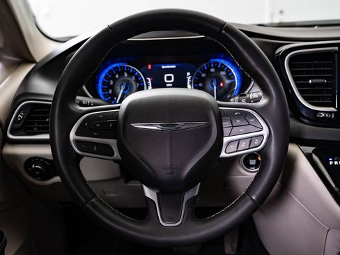 Used 2022 Chrysler Pacifica Touring-L FWD image 38