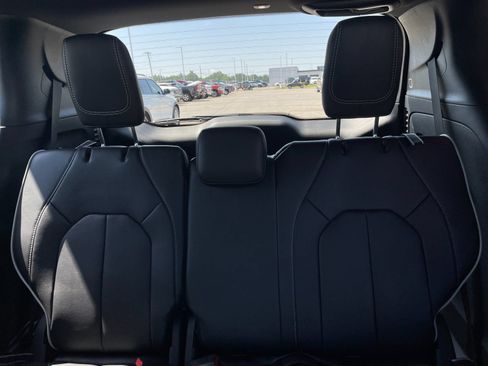 Used 2026 Chrysler Pacifica Limited w/ S Appearance Package FWD image 17