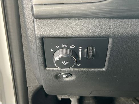 Used 2022 Jeep Grand Cherokee Laredo X image 10