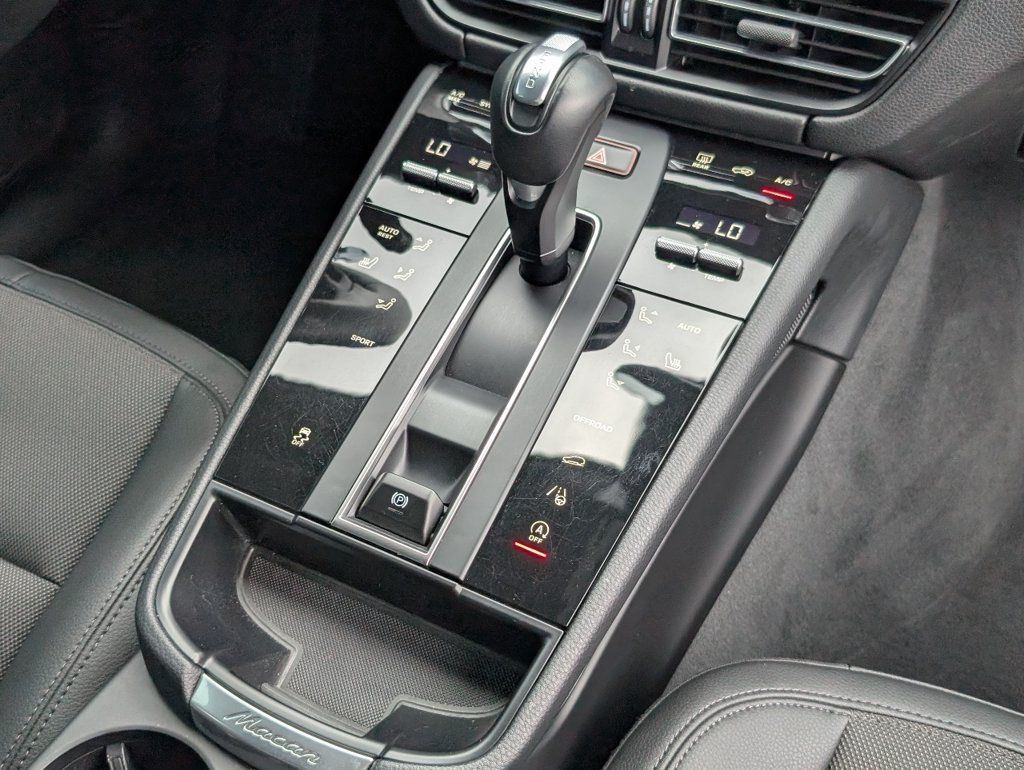 Certified 2025 Porsche Macan AWD/4WD image 15