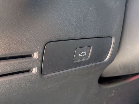 Certified 2023 Volvo XC40 B5 Plus image 22